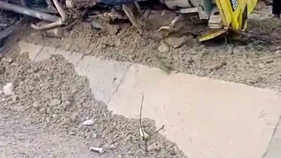 Lastiği patlayan hafriyat kamyonu devrildi: 1 yaralı