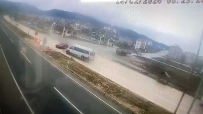 Minibüsle çarpışan otomobilin sürücüsü yaralandı