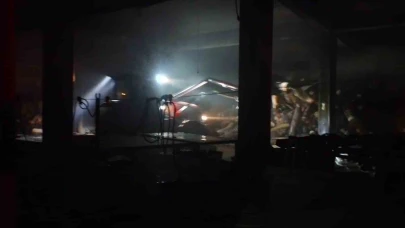 Sahur vakti çıkan yangında tekstil fabrikası alevlere teslim oldu