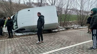 Çorum’da panelvan araç yan yattı: 1 yaralı