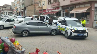 "Dur" ihtarına uymadı, ekip otosuna çarptı: Yaya kaçarken yakalandı