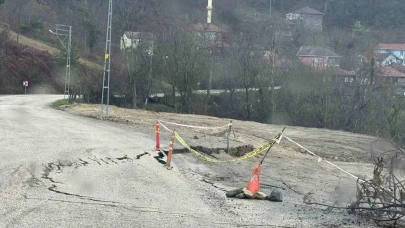 Heyelan sonrası yol çöktü