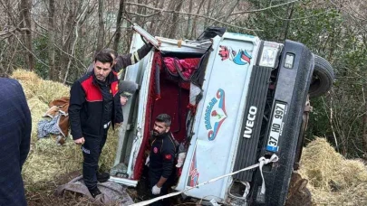 Saman yüklü kamyonet, şarampole devrildi: 2 yaralı