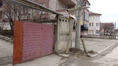 Kontrolden çıkan otomobil ters dönerek demir kapıyı kırıp bahçeye girdi