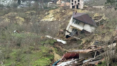 Heyelan: Evler yıkıldı, yol çöktü