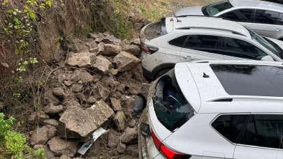 Tarihi evin istinat duvarı araçların üzerine devrildi