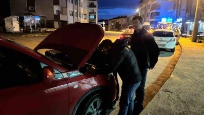 Otomobilin motoruna sıkışan kedi için seferber oldular