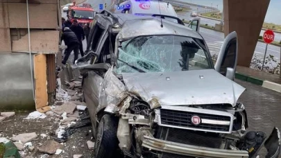 Panelvan araç hastanenin güvenlik kulübesine çarptı; baba ve oğlu yaralandı
