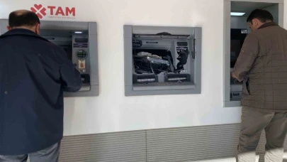 Para çekemediği ATM’yi balyozla parçaladı