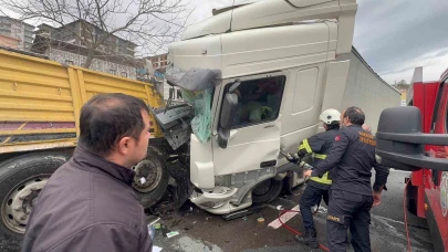 Arıza yaptığı için park halinde olan tıra başka bir tır çarptı: 1’i ağır 4 yaralı