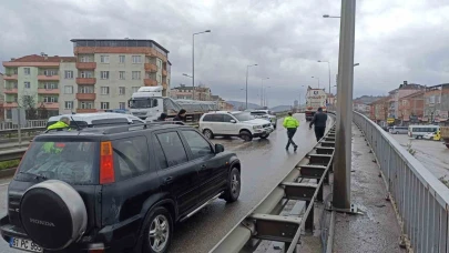Cip bariyere çarptı, anne ve oğlu yaralandı
