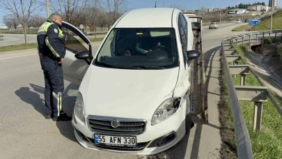 Otomobil refüjü aşıp bariyere çarptı: 1 yaralı