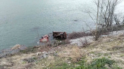 Traktör Nehir'e uçtu: 1 ölü, 1 yaralı