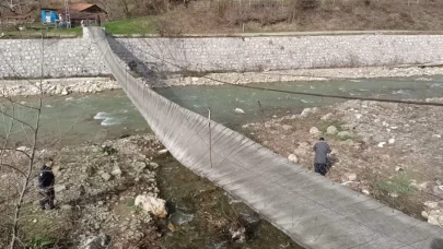 Fırtına asma köprüyü devirdi: 2 yaralı