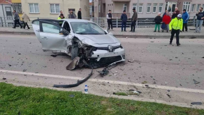 Otomobiller çarpıştı: 3 yaralı