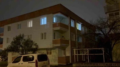 Ablasını bıçaklayıp balkondan atladı