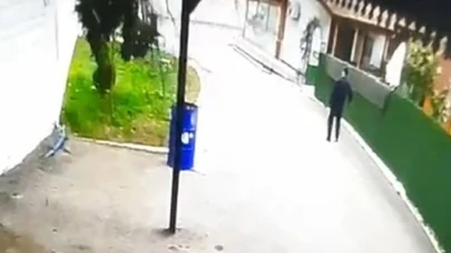 Fırtınanın devirdiği ağacın altında kalmaktan son anda kurtuldu