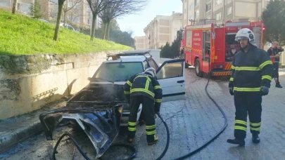 Park halindeki otomobil alev alev yandı