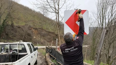 Trafik güvenliği için levhalar yerleştiriliyor