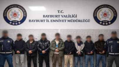 8 düzensiz göçmen ile 3 şüpheli yakalandı