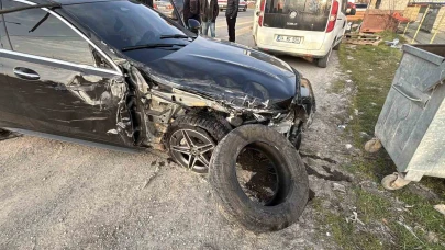 Lüks otomobil ile cip çarpıştı: 4 yaralı