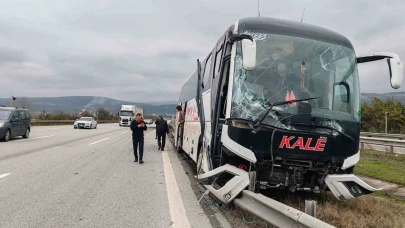 Yolcu otobüsü ile çarpışan tır refüje savruldu