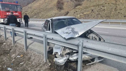 Çorum’da bariyerlere çarpan otomobilin sürücüsü yaralandı