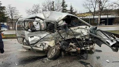 Çorum’da otobüs ile minibüs çarpıştı: 1’i ağır 7 yaralı