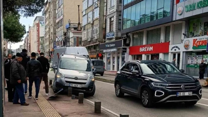 Hafif ticari araç kaldırıma çıktı, trafik levhası ve dubayı devirdi