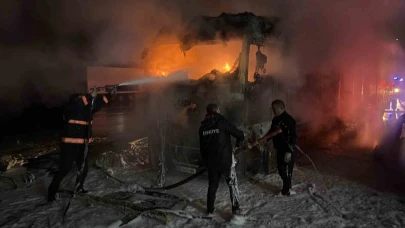 Tır parkında yangın; 2 tır kullanılamaz hale geldi