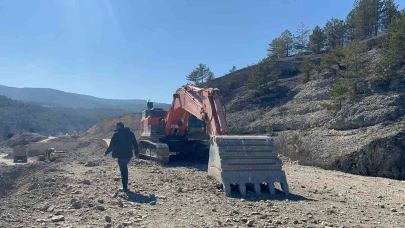 İş makinesinin 700 litre yakıtı ve elektronik parçalarını çaldılar
