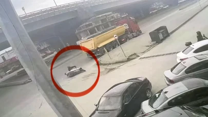Motosikletli genç, tırın altına girmekten son anda kurtuldu