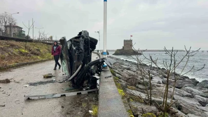 Takla atan otomobil beton bariyere çarparak denize uçmaktan kurtuldu