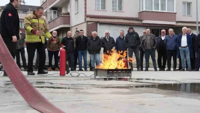 Şoförler yangın tüpü ile yangını söndürdü
