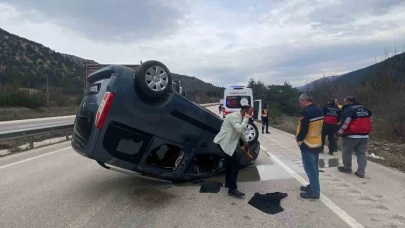 Ters dönen araçtan sağ kurtuldu