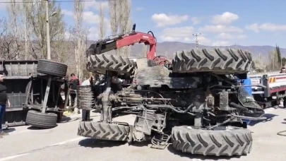 Gübre yüklü traktör devrildi