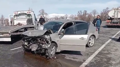 İki otomobil kafa kafaya çarpıştı: 4 yaralı