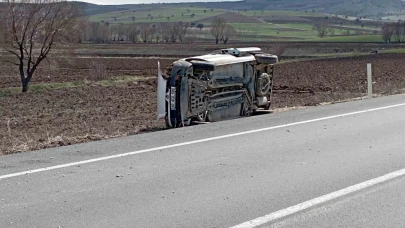 Kaza yapan otomobil devrildi: 3 yaralı