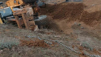 Uçuruma yuvarlanan traktörü kurtarmaya giden kepçe de devrildi