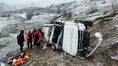 Ambulans uçuruma yuvarlandı: 1 ölü, 4 yaralı