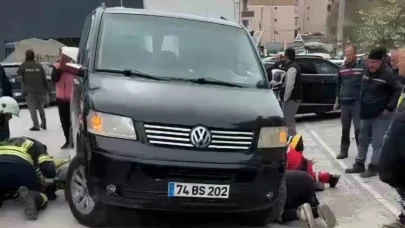 Feci kaza: Aracın altında kalan kadını ekipler kurtardı