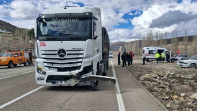 Tır otomobile çarptı: 3 yaralı