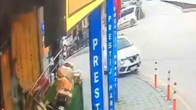 Aydınlatma direğine çarpan otomobil kamerada