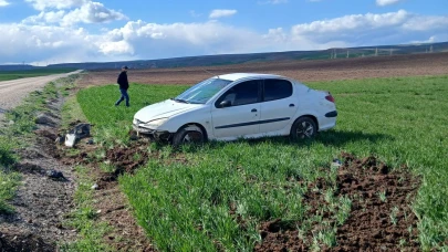 Çorum’da devrilen otomobilin sürücüsü yaralandı