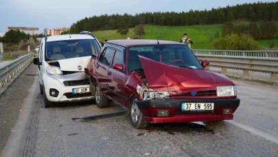 İki ayrı trafik kazasında 6 kişi yaralandı