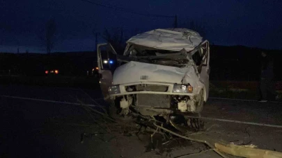 Minibüs ile hafif ticari araç çarpıştı: 7 yaralı