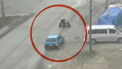 Kaza atlatan otomobil geri dönüp motosiklete çarptı