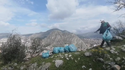Kuşkonmaz için çıktığı dağda 6 torba çöp topladı