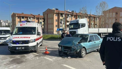 Şehir Hastanesi kavşağında yine kaza: 4 yaralı