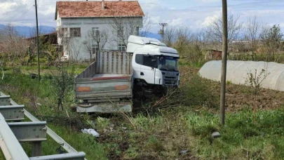 Tır tarlaya uçtu: 1 yaralı